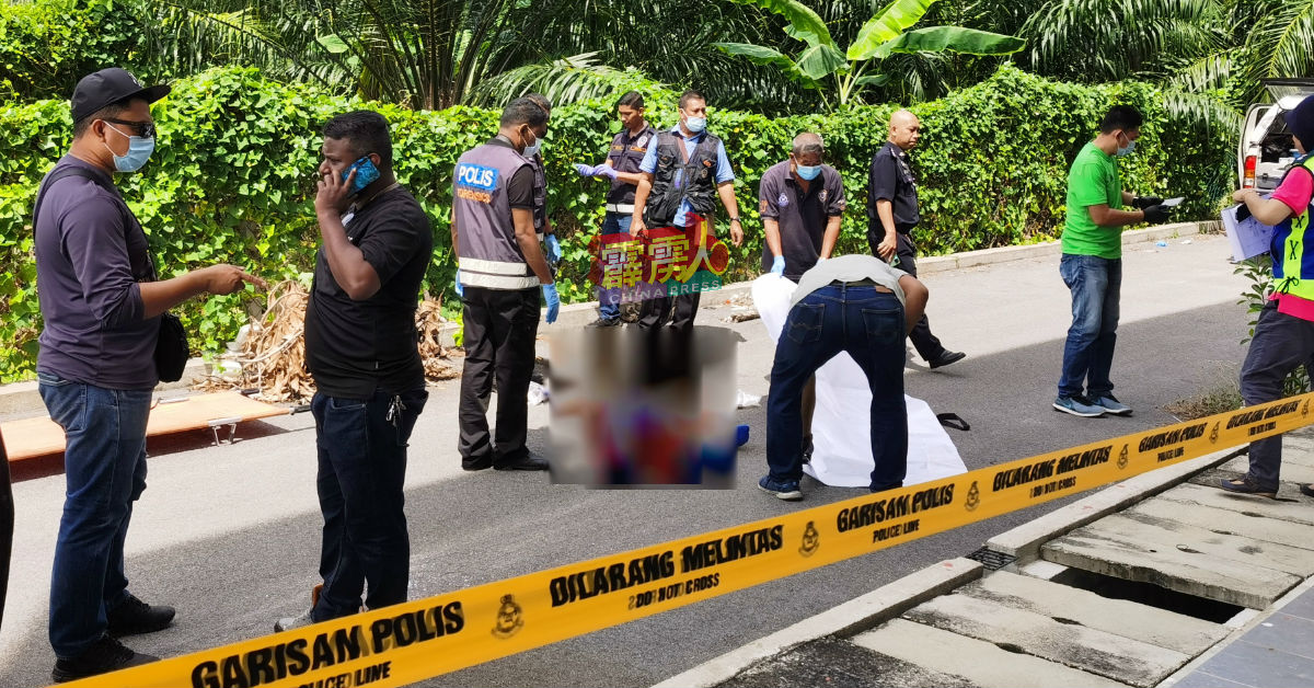 霹雳州警方鋻证组在检查尸体和取证。
