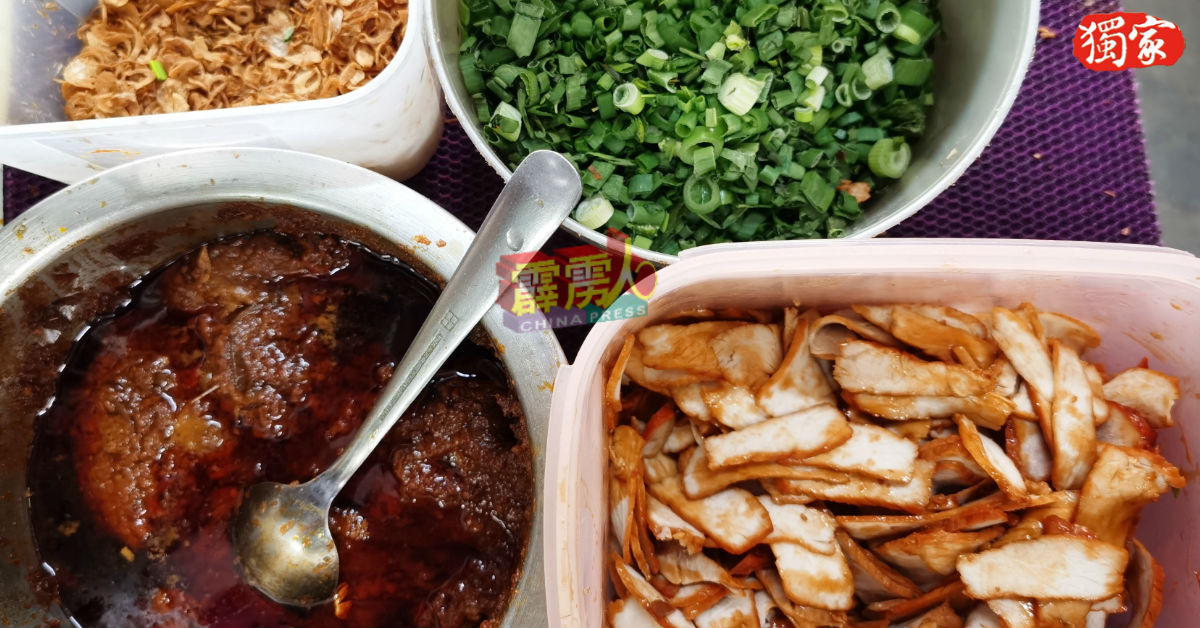 福州干盘面的佐料有叉烧、油葱、青葱和三峇辣椒。