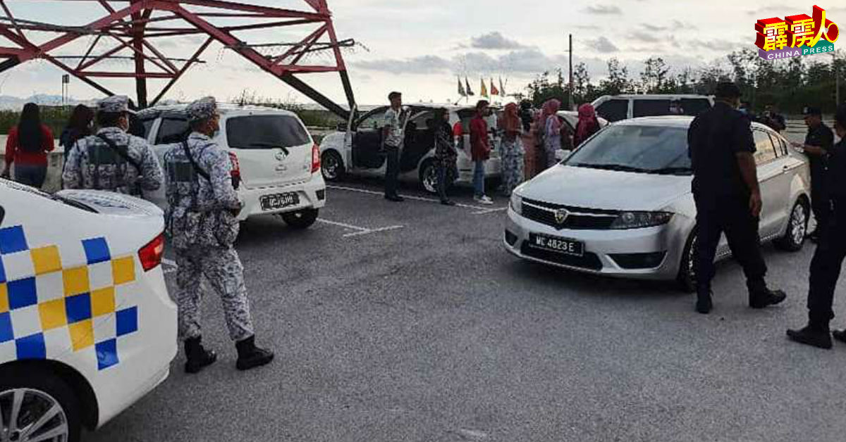 曼绒军警在巴西班尖品仙祠大伯公和观音庙前的泊车处，发现该8名男女无故群聚。