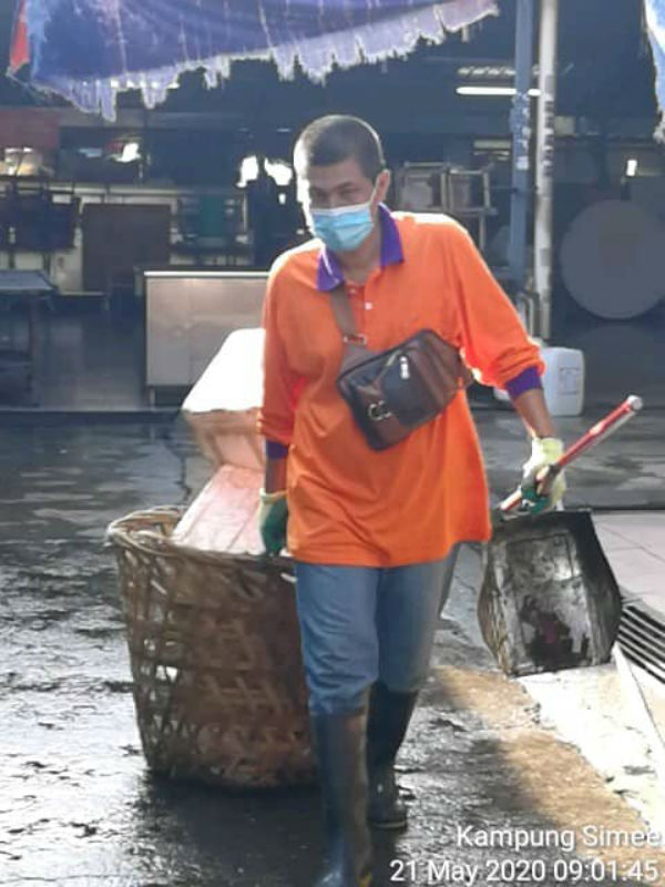 工作人员也协助清理杂物和垃圾。