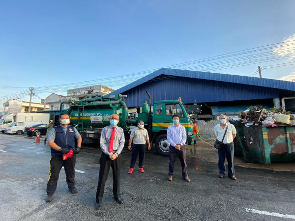 尤斯（右起）、怡保市议员何伟铭、费扎、邱文传及谢志洪，于週四早上也到狮尾巴刹跟进大扫除活动的情况。