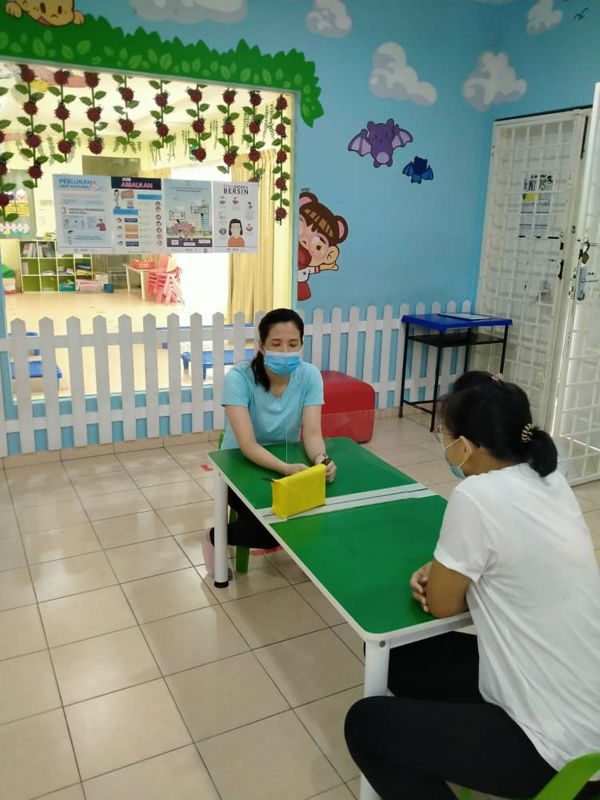 一些幼教中心为策安全，索性在两张桌子之间，置透明塑胶片为间隔，让师生之间保持社交距离。