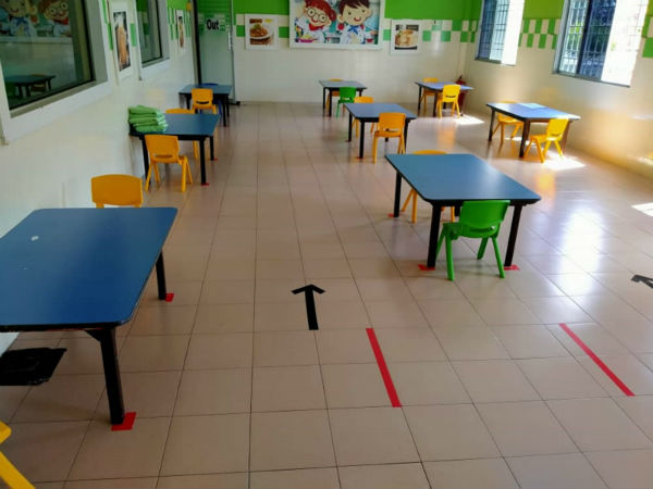州内幼儿园为復课作好准备，包括将地面以胶纸贴成限制方格，每张桌椅之间保持1公尺的社交距离。