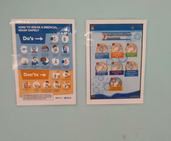 幼儿园管理层也在洗手间牆壁贴上告示，提醒幼儿谨记正确戴口罩、使用消毒搓手液洁手及洗手方式，防止被病毒感染。