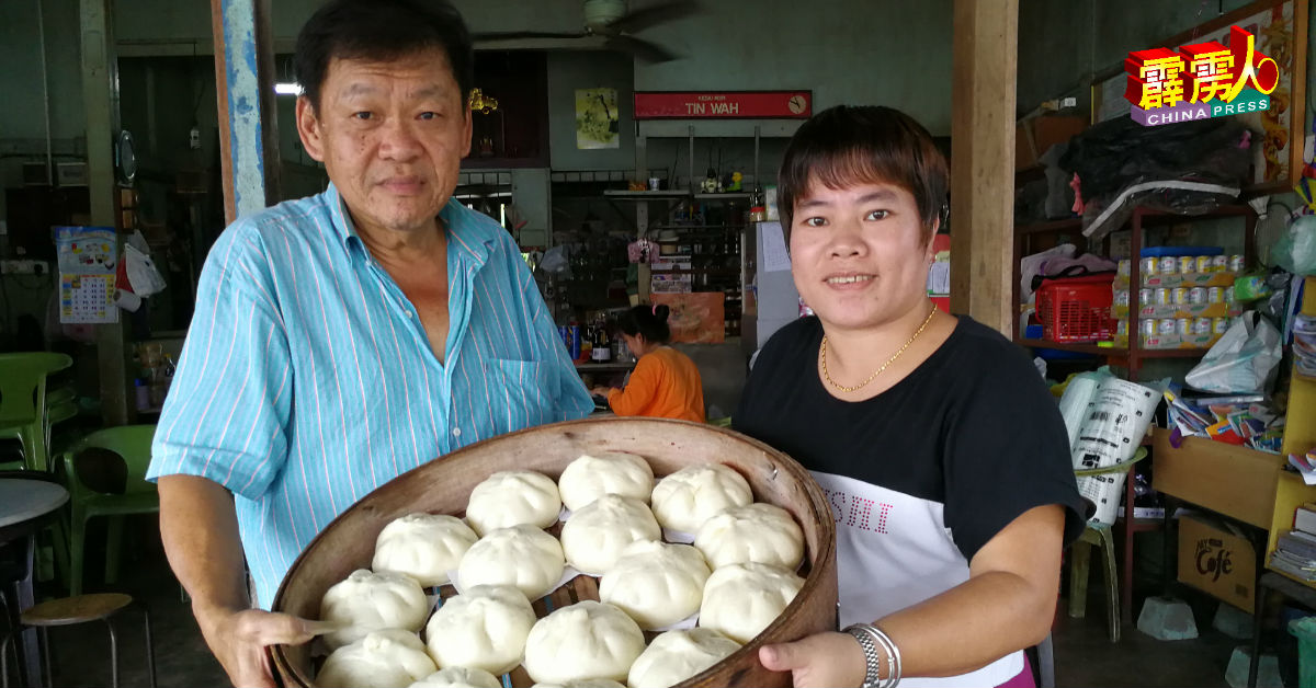 王运斌和他的越南妻子陈碧玲，平日亲手制作各式手工包点