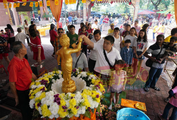 泰国佛教寺庙和修道院往年在卫塞节当天的浴佛活动，吸引许多善信参与。（档案照）