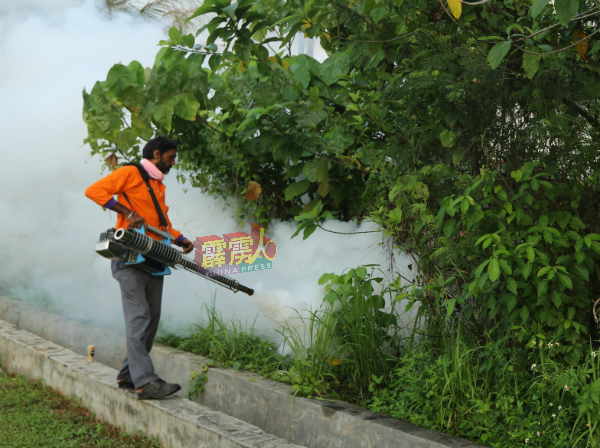 疟疾肆虐，卫生局也派出工作人员前往疫区喷射蚊雾。（档案照）