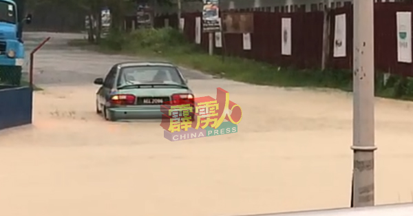 从竹芭新村通往西湖花园的道路也变泽国，车辆抛锚在水中。  