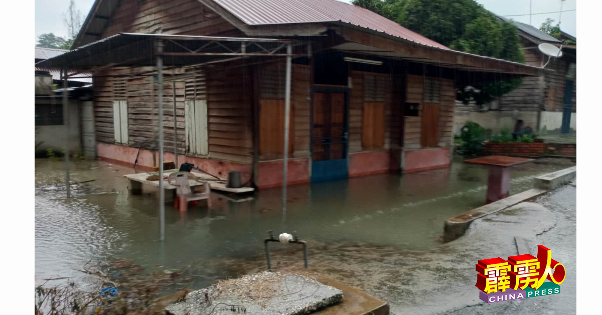 竹芭新村处于地势较低的房屋有超过10户遭水淹浸。    