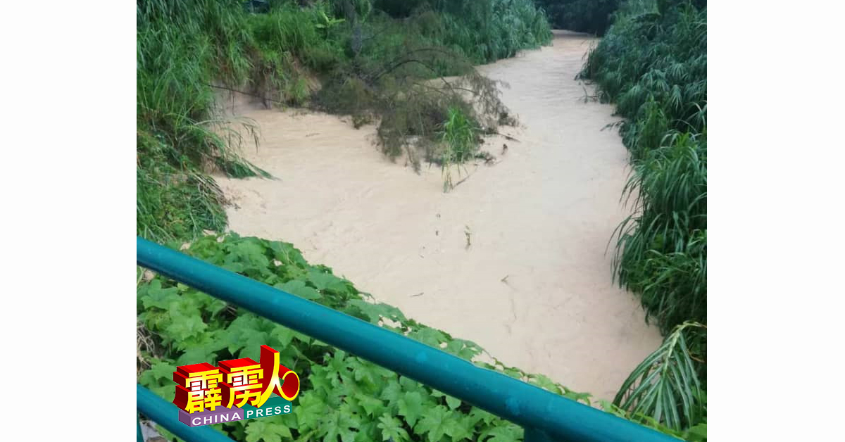 竹芭河河水溢出通往香格里拉花园道路，令居民进出不便。