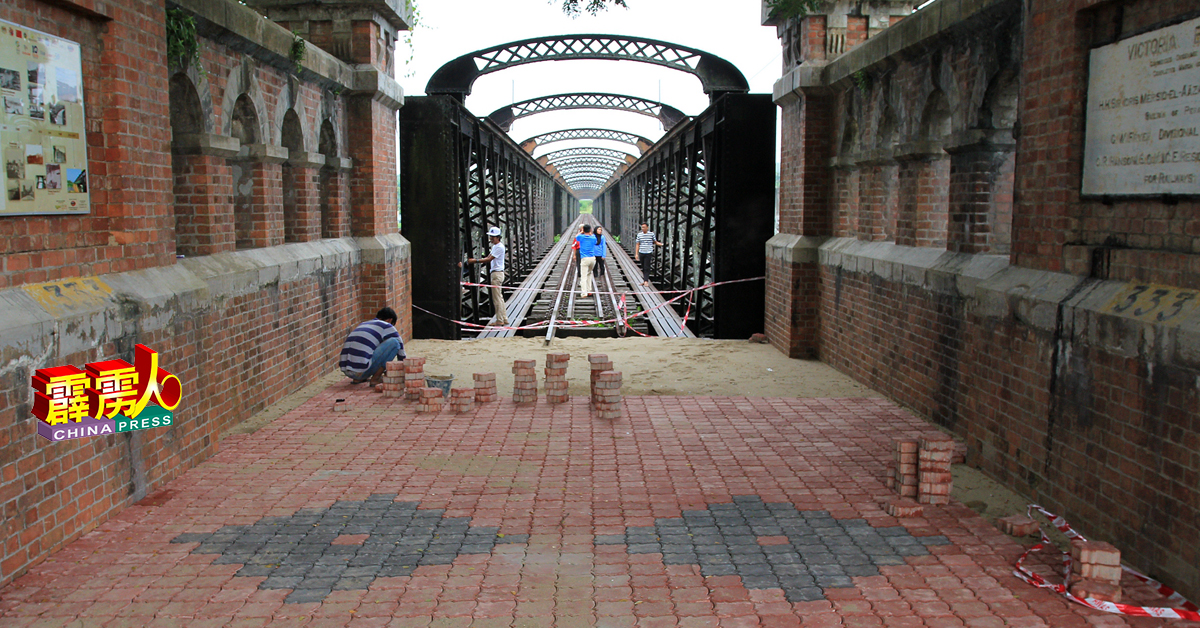 维多利亚百年火车桥端，正如火如荼铺上花砖，除了起到美化作用，也防止滑湿积水。