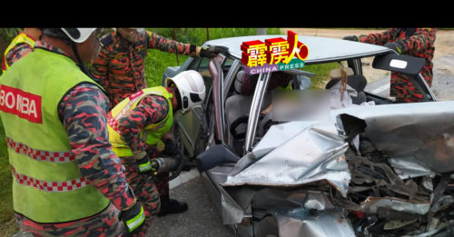 轿车 拖格罗厘相撞  华男当场夹毙