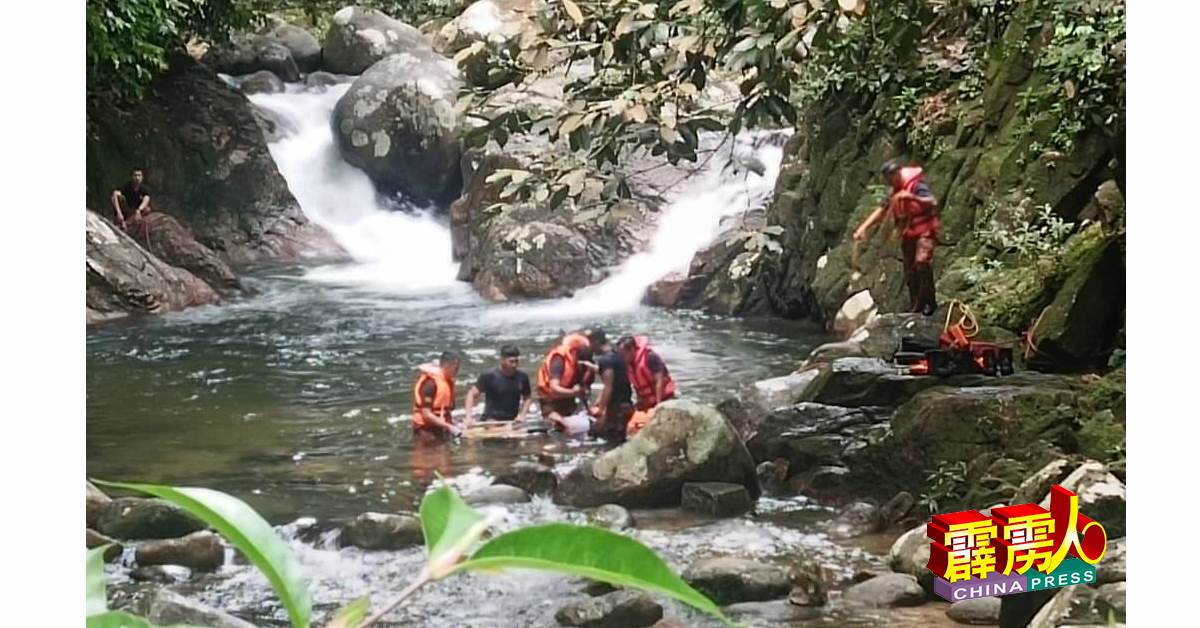 消拯员在男子没顶的河流处进行搜救行动。