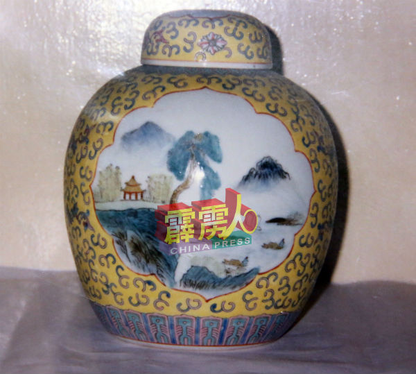 传统防潮功能欠佳的陶瓷骨灰瓮，逐渐被淘汰。