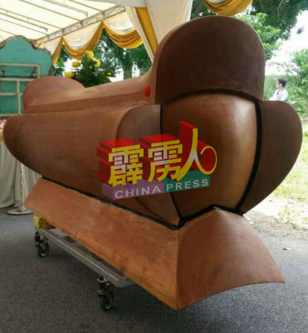 中国古式梅花棺带着浓浓的阴森感觉。