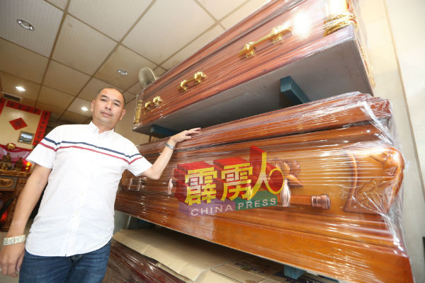 骆卓明展示一般逝世使用的棺材。