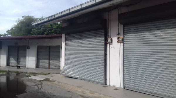 死者在峇都古劳的一间小商铺手机店工作，并在店铺遭人纵火后，未及逃生而被烧至重伤身亡。