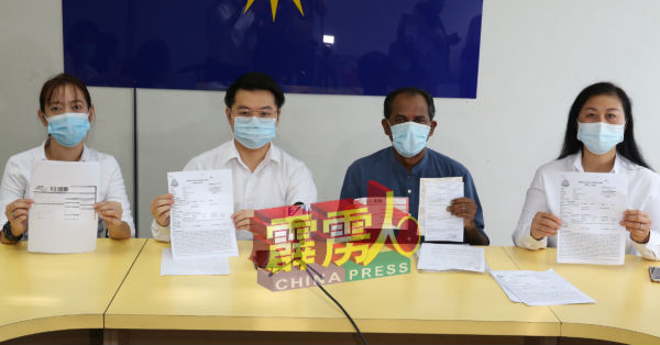 威佳瓦然（右2）在张接莉（左起）丶刘国南及陈枫溦（右）陪同下，在记者会诉说遭人盗用资料的来龙去脉。