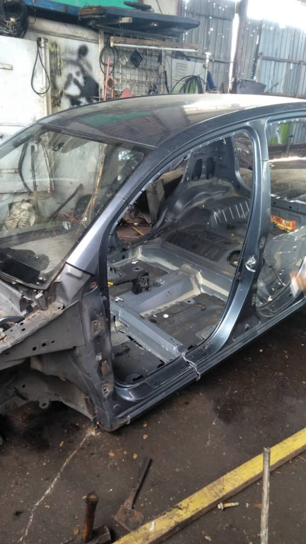 迈薇轿车在3月遭匪徒劫走，警方寻回时大部分零件已被拆卸。