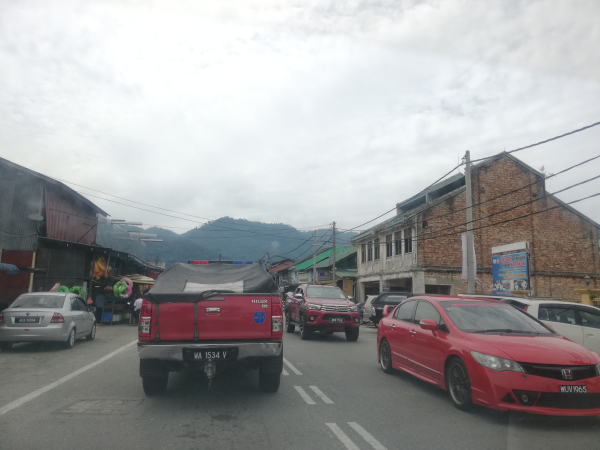 榴梿季节时，峇都古劳小镇涌现长长车龙