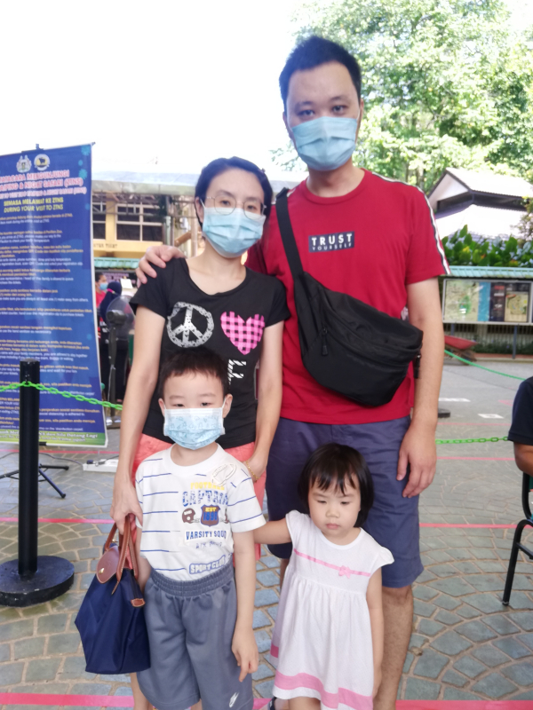 张伟翰携太太及2名孩子到动物园买纪念品。