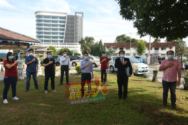 崔慈恩(左起)、李存孝、倪可敏、张哲敏、张迪翔黄家杰及谢保恒在警局前与黄家和合影，以示声援。