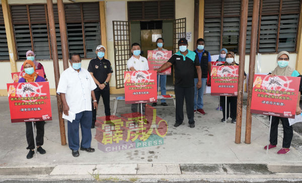 何伟铭（左3起）、邱文传、及吉里达仁等人手持大字报呼吁民众留意当地蚊症课题。