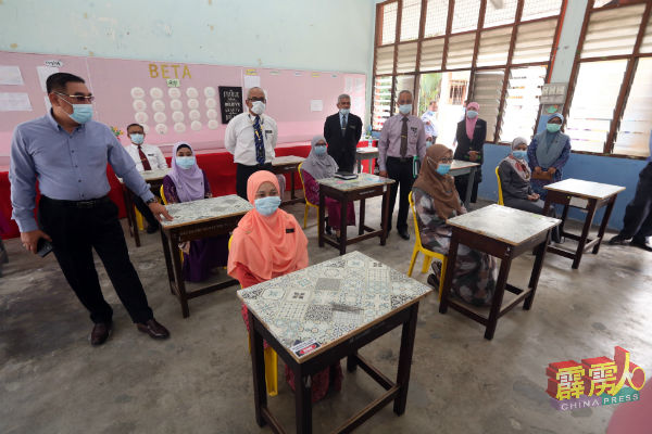 穆斯里敏（左）到访怡保拉惹苏丹后拜浓中学视察復课演习。