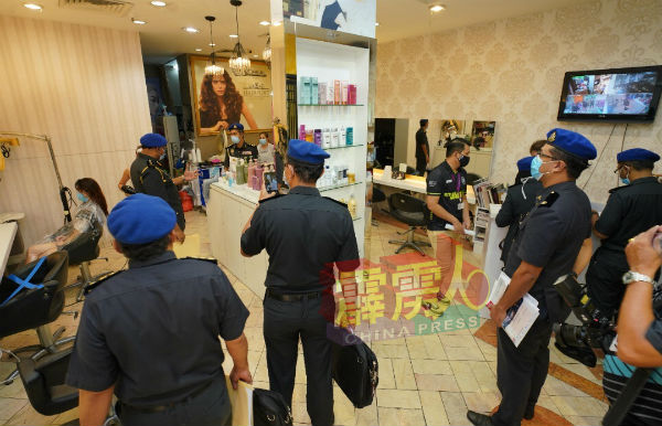 执法人员在美发店进行突袭检查。