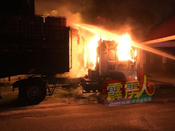 一辆拖格罗厘突然起火，遭成车被烧毁50%。