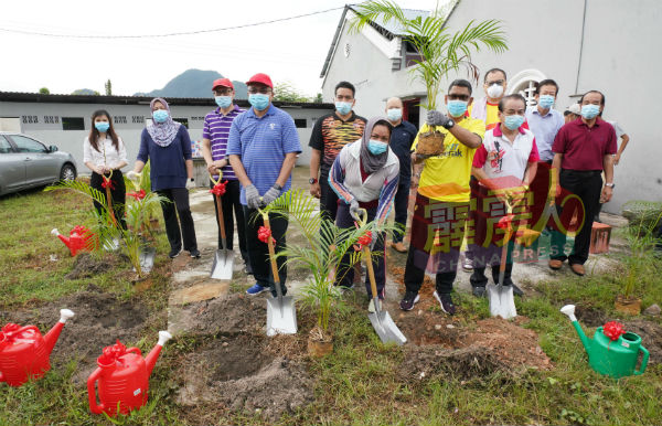 阿末苏艾迪（左4起）、阿末法依扎伉俪及蔡文玉，在华侨义山进行植树仪式。