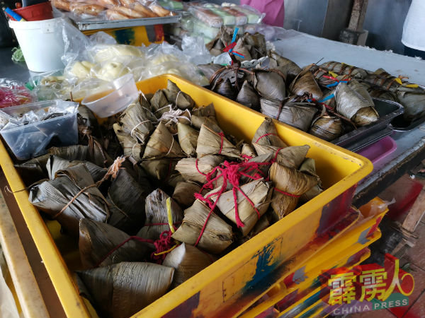 裹粽原料稍微涨价，但兵如港巴刹小贩未有调整粽子的售价。