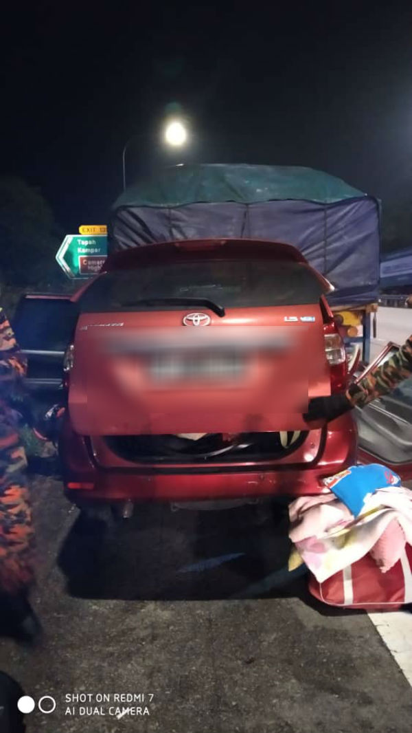 休旅车撞及拖格罗厘尾部，导致车上7人受伤。