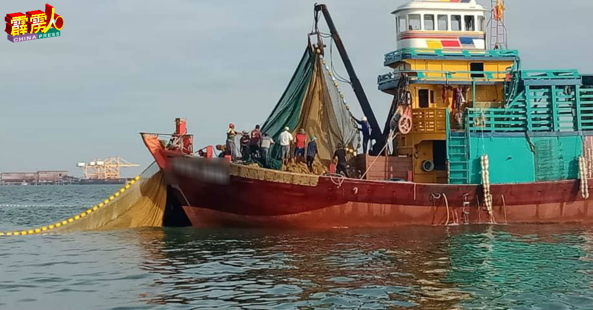 渔民举报2艘邦咯岛江鱼仔渔船，违规在禁区进行捕获作业。
