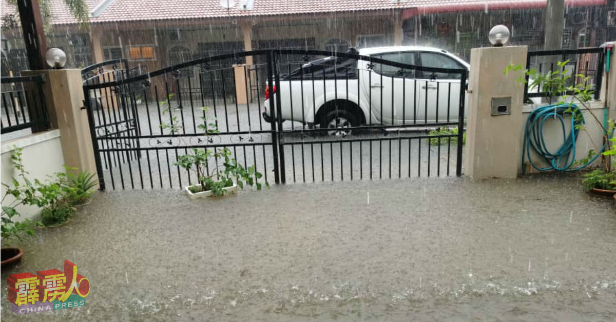 星嘉峇鲁花园多户住家水淹入屋，家中盆栽也浮在水中。