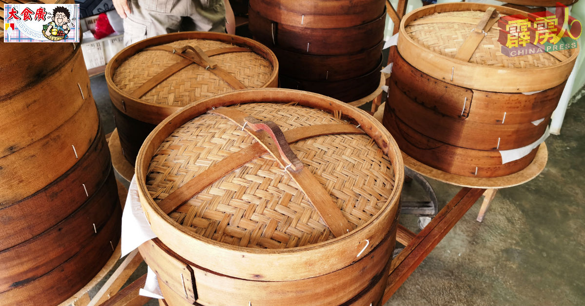 雷秀慧指店内坚持使用传统的竹笼蒸，以蒸造型美观口感佳的枕头包。
