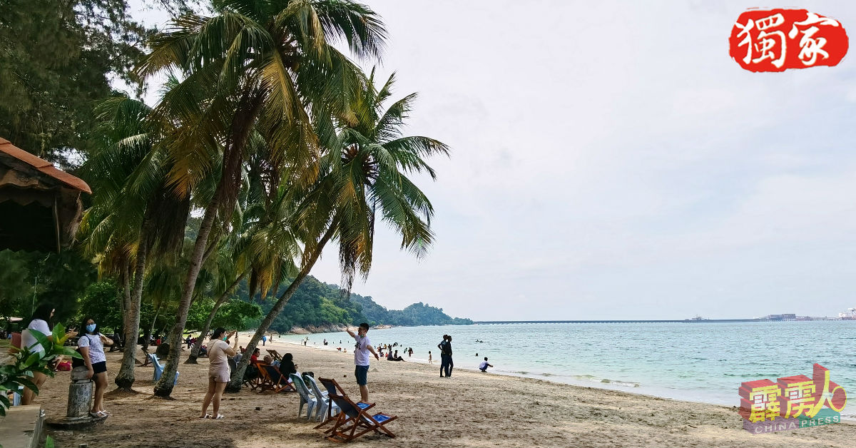 直落峇迪海滩于周末吸引民众前往观光嬉水。