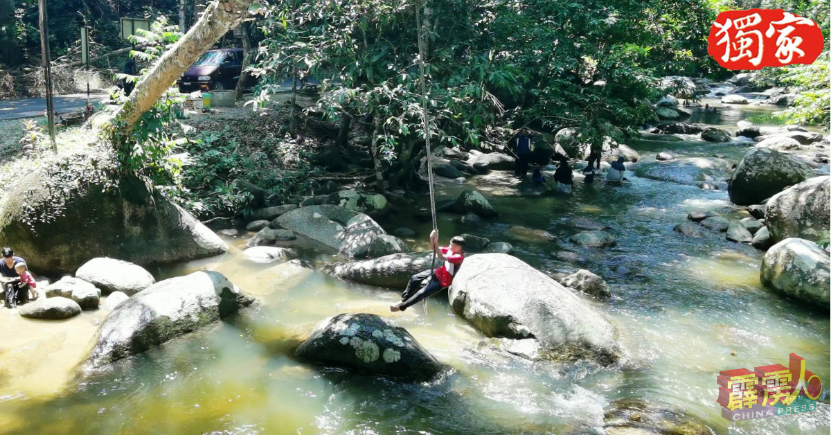 木威乌鲁丽晶瀑布是地方民众的避暑胜地。