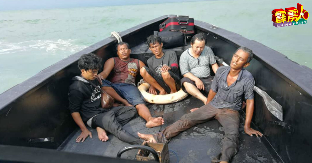 大马海事执法机构救起5名非法入境大马海域的印尼籍男子。