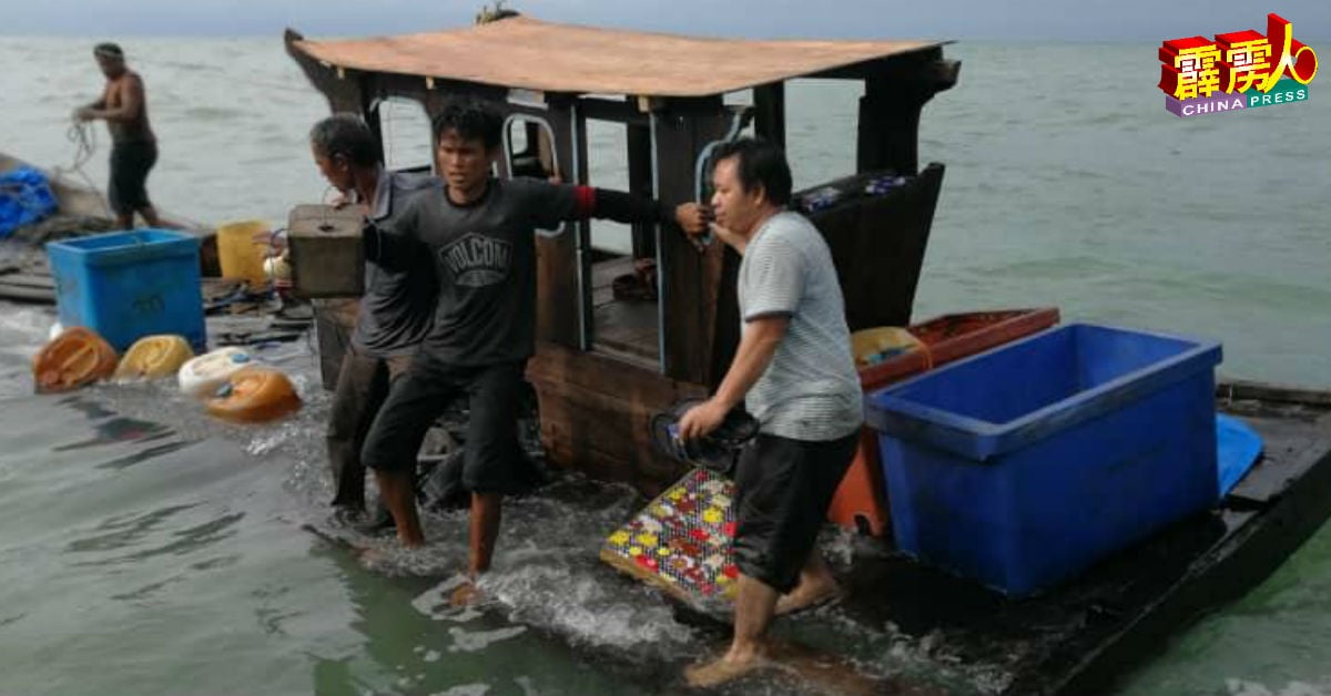1艘印尼籍渔船非法入境我国海域险下沉获救。