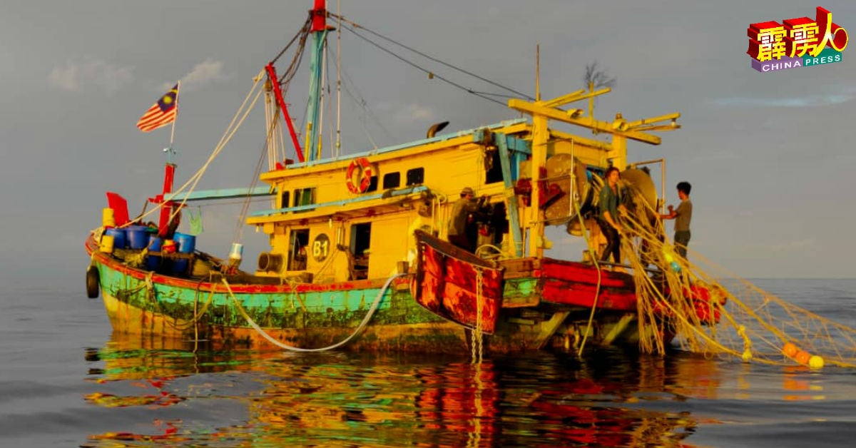 本地渔船疑僱用非法入境者出海捕获，遭大马海事执法机构扣查。