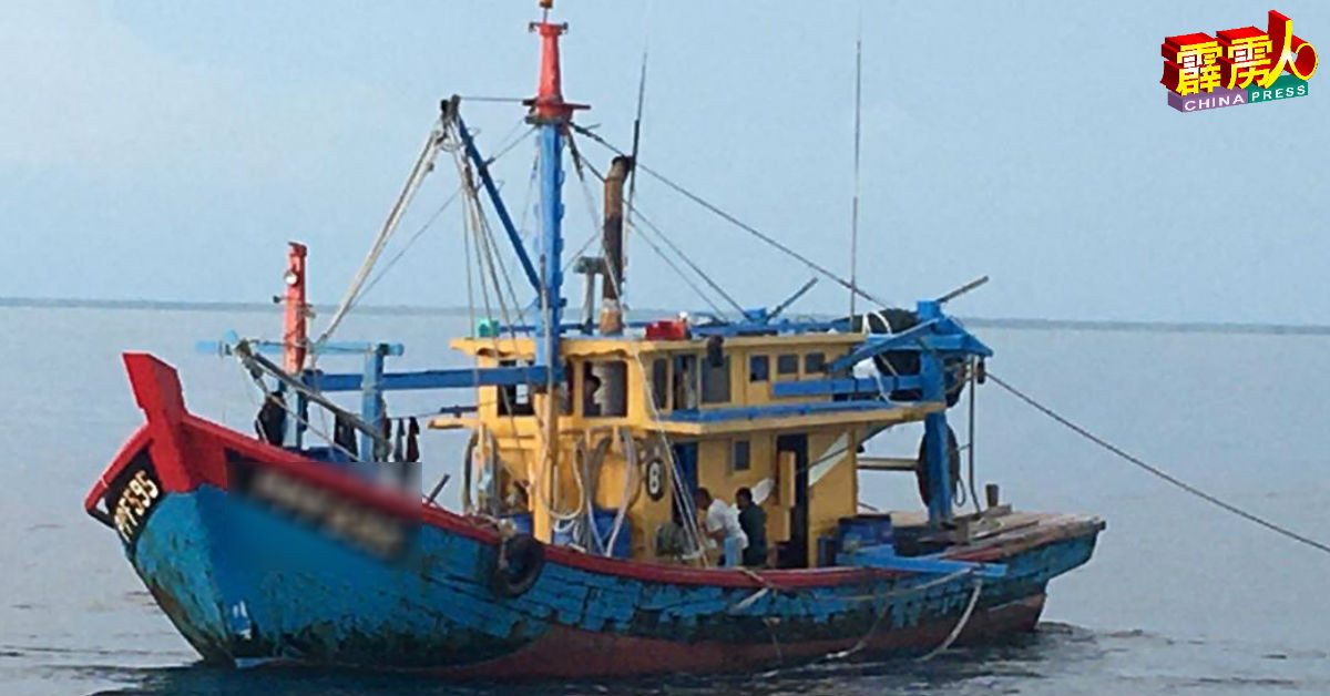 大马海事执法机构巡逻舰在半港双溪贝鲁港海域，发现及取缔该违规作业的本地渔船。