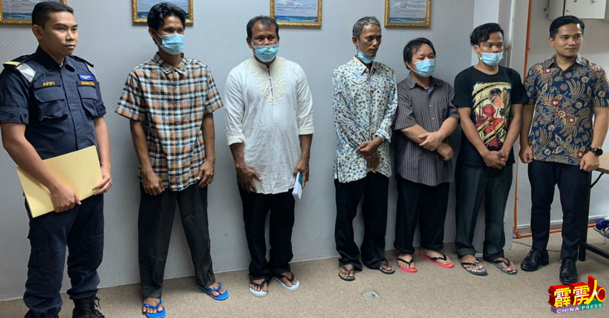 大马海事执法机构移交5名非法入境的印尼籍男子给菲比凯拉（右）。