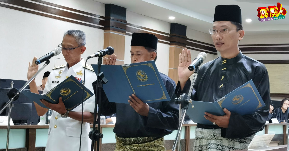 次批的其中3名曼绒市议员宣誓就职。