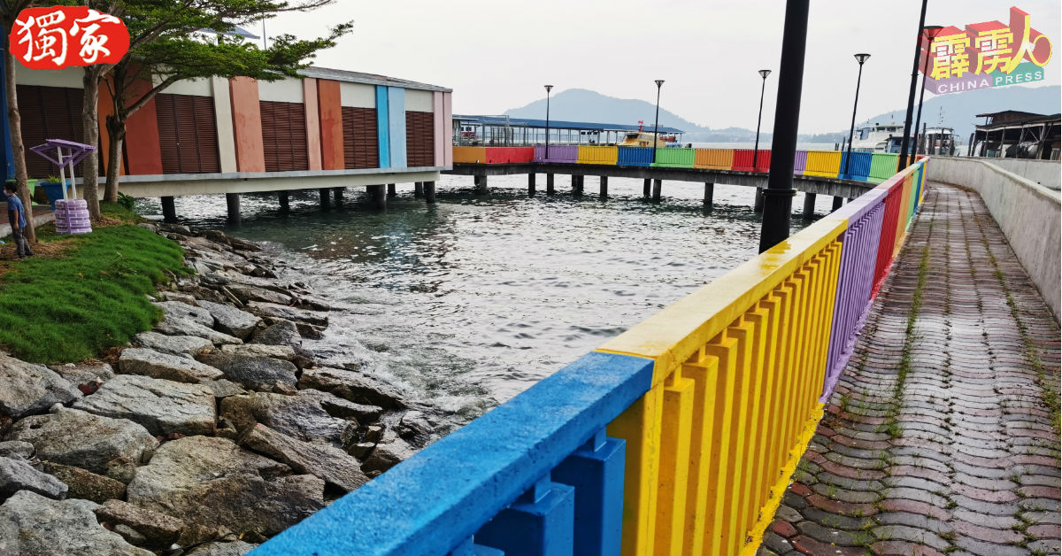 七彩的彩虹栏栅，为邦咯岛码头注入活力新形象。