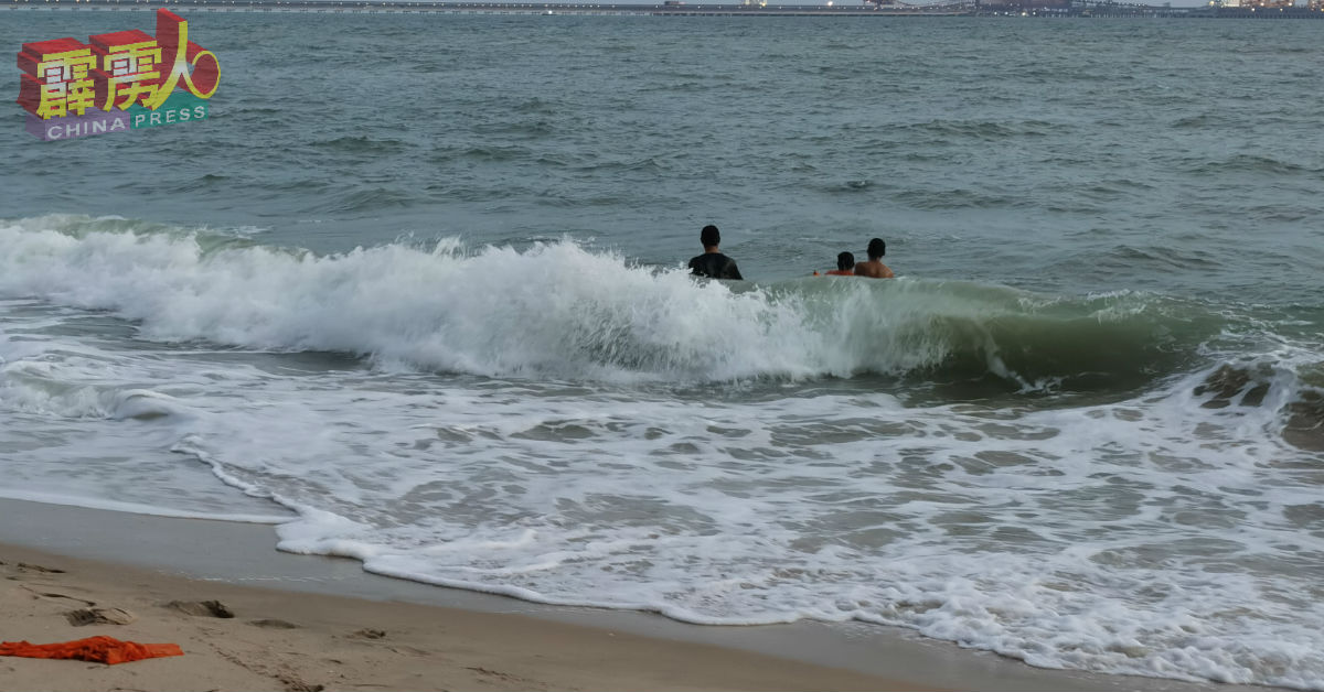 直落峇迪海面突翻起大浪，酿夺命意外。