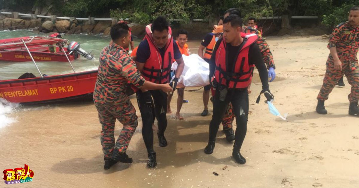 搜救团队在距岸边约50公尺处的石缝中，寻获名22岁失踪者的尸体。（消拯局供图）