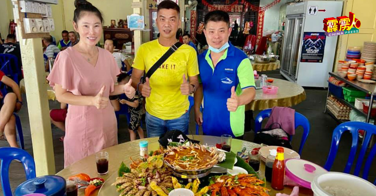 Sunny Coco（刘少品）（左2）推介海洋海鲜楼的海鲜拼盘；左为餐馆业者林芊廷及右为许咏强。