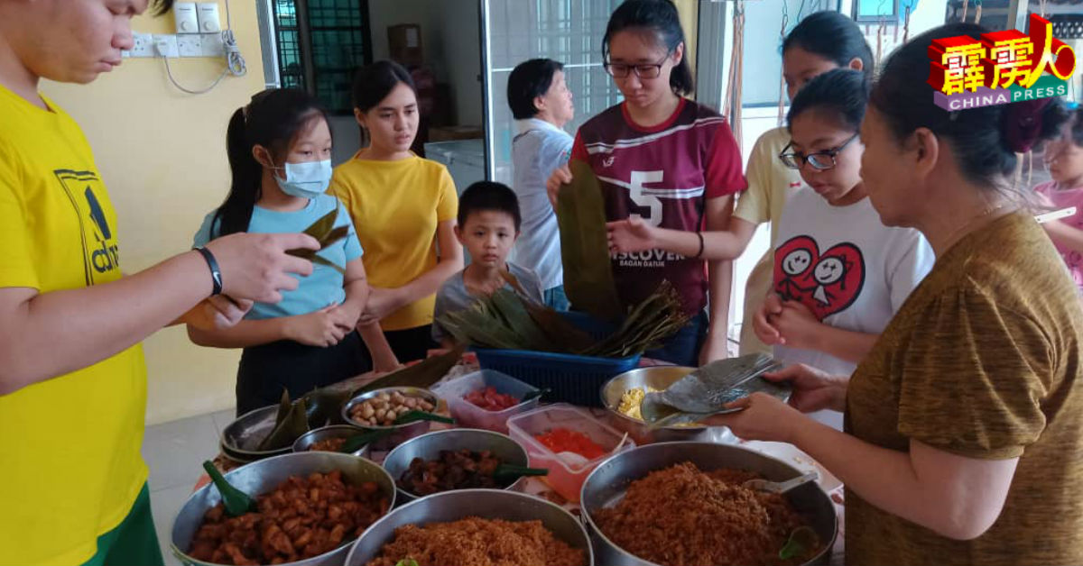 安顺杰护幼之家一批孩子，一起亲手裹粽子，欢庆端午节兼传承中华文化。