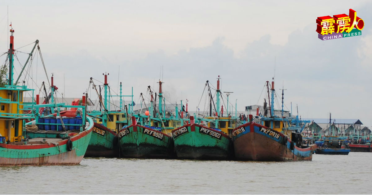 半港是国内最大的渔港，有超过600艘渔船。